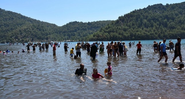 شاطئ فتاة الرمال في تركيا يتيح لك المشي فوق سطح ماء البحر