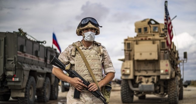 جندي روسي في تل تمر، في أول دورية عسكرية أمريكية روسية مشتركة في شمال شرق سوريا الفرنسية