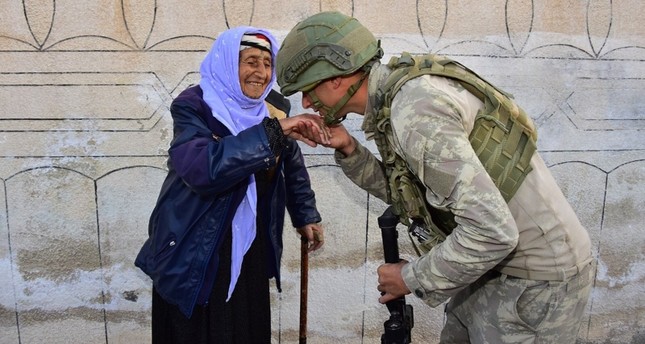 صورة لجندي تركي يقبل يد مسنة تركية تلقى رواجاً على مواقع التواصل الاجتماعي