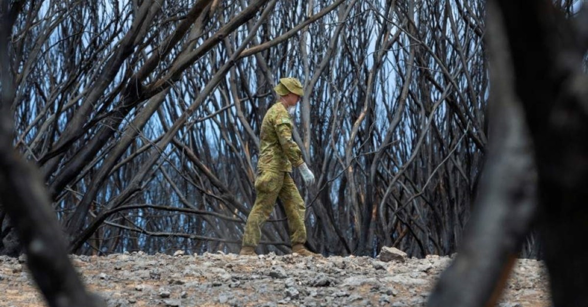 A soldier removes deceased wildlife from the Hanson Wildlife Sanctuary for burial, on Kangaroo Island, South Australia, during Operation Bushfire Assist, Jan. 11, 2020. (Reuters Photo)