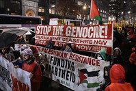المئات يشاركون في مظاهرة بمدينة نيويورك مطالبين بوقف الحرب الإسرائيلية على قطاع غزة. صورة: الأناضول