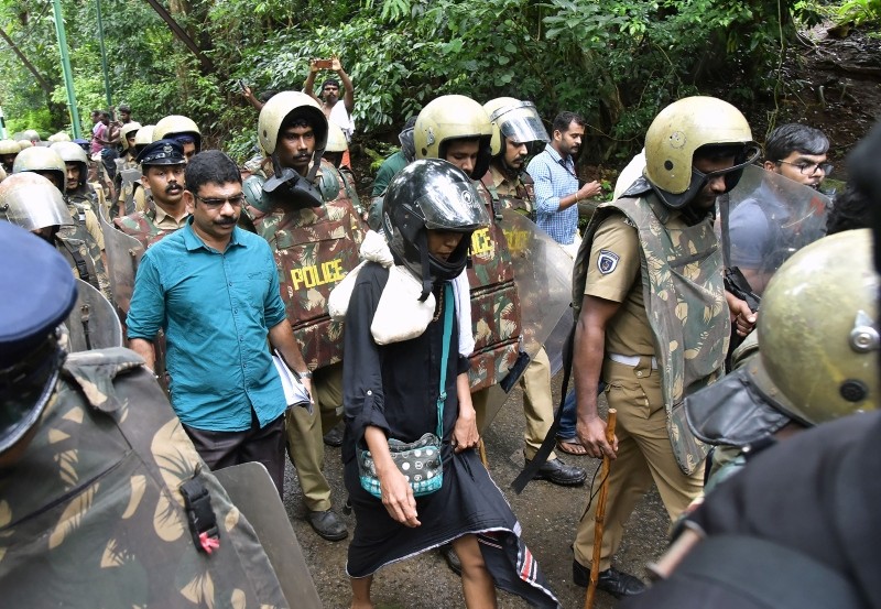 Indian activist Rehana Fatima (C) walks with police wearing protective gear near the Lord Ayyappa temple complex at Sabarimala in India's Kerala state on October 19, 2018. (AFP Photo)