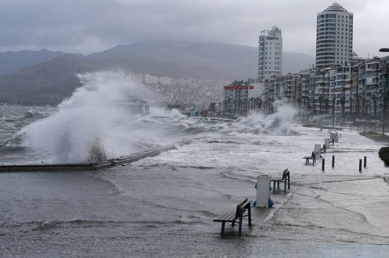 Floods Hit Izmir Coastline As Storm Causes Seas To Surge Canceling Ferries In Istanbul Daily Sabah