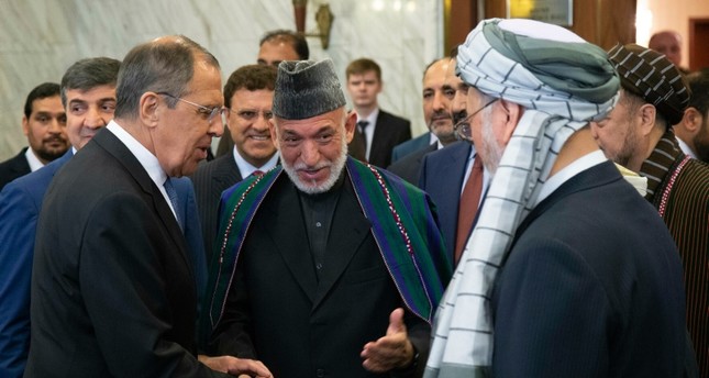 الرئيس الأفغاني السابق حامد كرزاي ، وسط ، يقدم وفد طالبان إلى وزير الخارجية الروسي سيرغي لافروف في موسكو أرشيفية