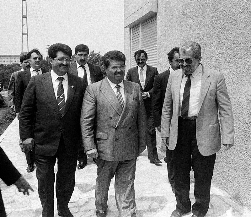 Then Prime Minister Turgut Özal (C) visits his brothers Korkut (R) and Yusuf (L) in their house in 1988. (AA Photo)