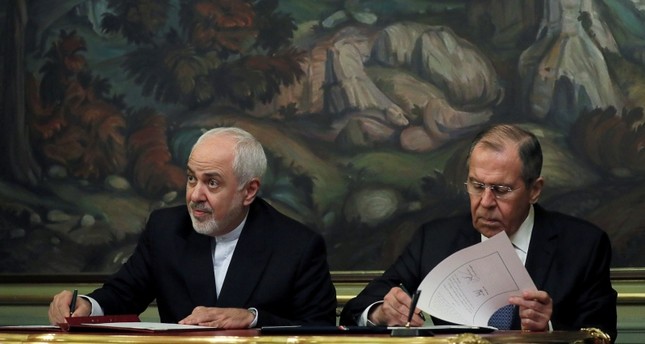 وزير الخارجية الإيراني، جواد ظريف خلال اجتماع مع نظيره الروسي لافروف في موسكو رويترز