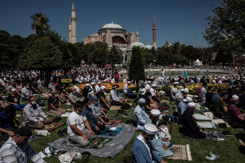 أردوغان يرتل القرآن في جامع آيا صوفيا الكبير في أول صلاة جمعة فيه