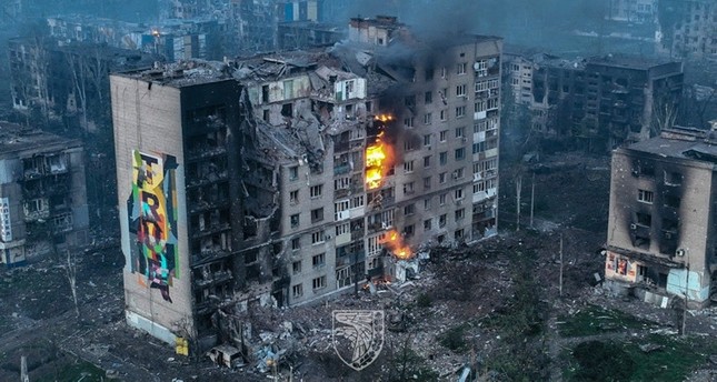 لقطات جوية نشرتها الخدمة الصحفية للواء 93 خولودني يار الميكانيكي التابع للقوات المسلحة الأوكرانية، تظهر مبنى سكنيا مشتعلًا في باخموت، منطقة دونيتسك.  في 21 مايو 2023 الفرنسية