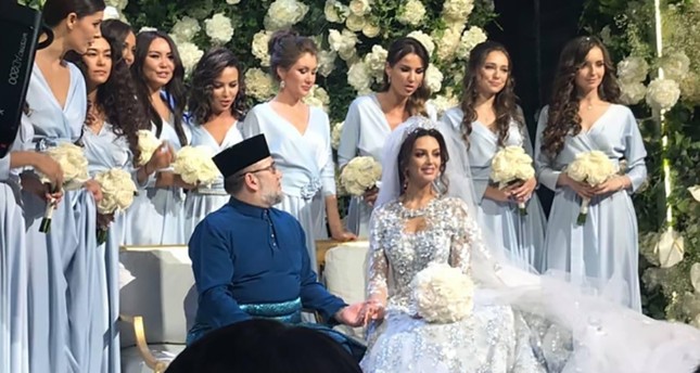 Raja Malaysia saat menikah dengan mantan Miss Moskow dalam sebuah pesta mewah di Moskow (gambar dari: https://www.dailysabah.com/life/2018/11/28/former-miss-moscow-becomes-queen-of-malaysia)