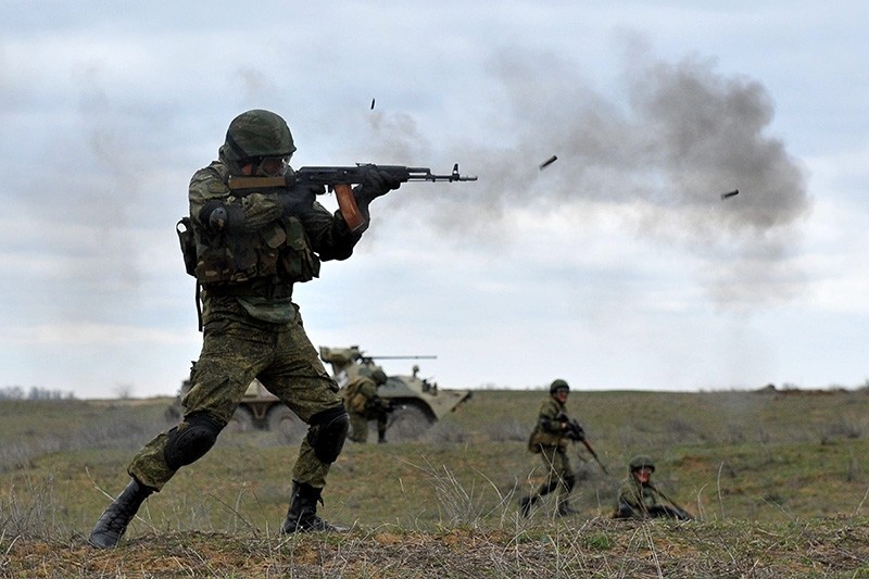 Russian military troops take part in a military drill on Sernovodsky polygon close to the Chechnya border, some 260 km from south Russian city of Stavropol, on March 19, 2015. (AFP Photo)