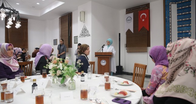 عقيلة الرئيس التركي أمينة أردوغان في زيارة إلى مسجد طوكيو