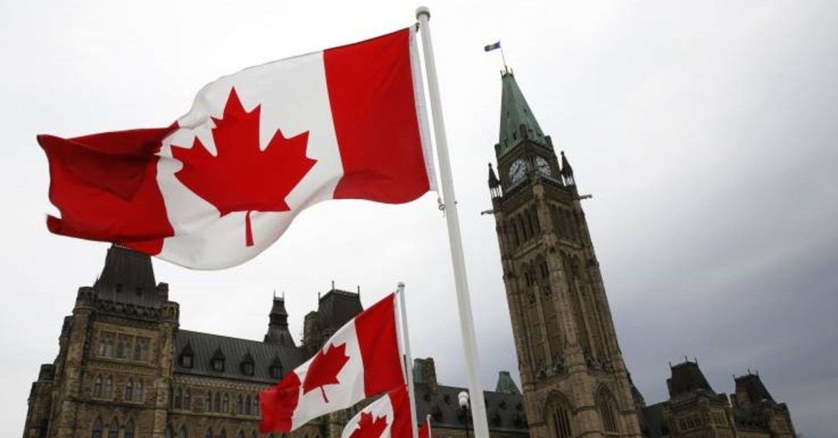 Canadian flags line the road around Parliament Hill, Ottawa May 9, 2014. (REUTERS Photo)