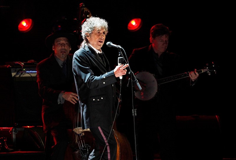 Bob Dylan performs during a segment honoring Director Martin Scorsese, recipient of the Music + Film Award, at the 17th Annual Critics' Choice Movie Awards in Los Angeles January 12, 2012. (Reuters Photo)