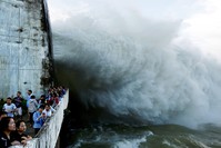 People watch as Hoa Binh hydroelectric power plant opens the flood gates after a heavy rainfall caused by a tropical depression in Hoa Binh province, outside Hanoi, Vietnam October 12, 2017. (Reuters Photo)