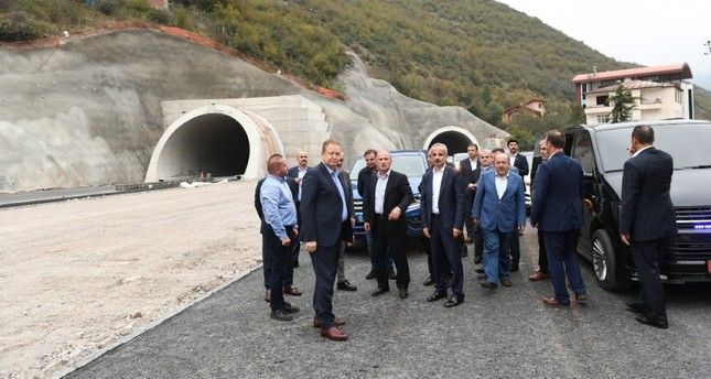 وزير المواصلات والبنية التحتية التركي متفقداً أحد مشاريع البنى التحتية في ولاية طرابزون أرشيف