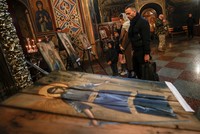 معرض لوحات دينية من صناديق ذخيرة وريعها لدعم الجيش الأوكراني