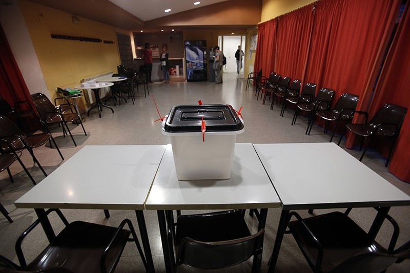 A ballot box sits on a table at a sports center assigned to be a polling station by the Catalan government and where Catalan President Carles Puigdemont is expected to vote, in Sant Julia de Ramis, near Girona, Spain, Sunday, Oct. 1, 2017 (AP Photo)