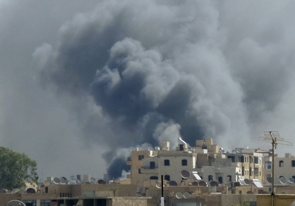Smoke rising after what activists say was an airstrike by forces loyal to Assad regime on Tal Abyad street market in central Raqqa, Sept. 6, 2014. (Reuters File Photo)