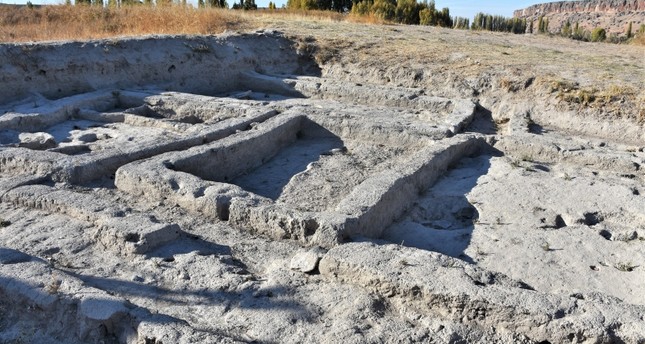 مخازن الحبوب التي عثر عليها في موقع تل أشيقلي الأثري بولاية أقسراي وسط تركيا يقدر عمرها بنحو 9 آلاف و500 عام  الأناضول