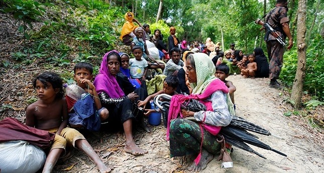 مجموعة من مسلمي الروهينغا العالقين على حدود بنغلاديش بعد منع السلطات عبورهم رويترز