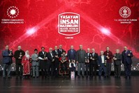 President Recep Tayyip Erdou011fan (M) poses with prize winners at the ceremony. ( AA Photo)