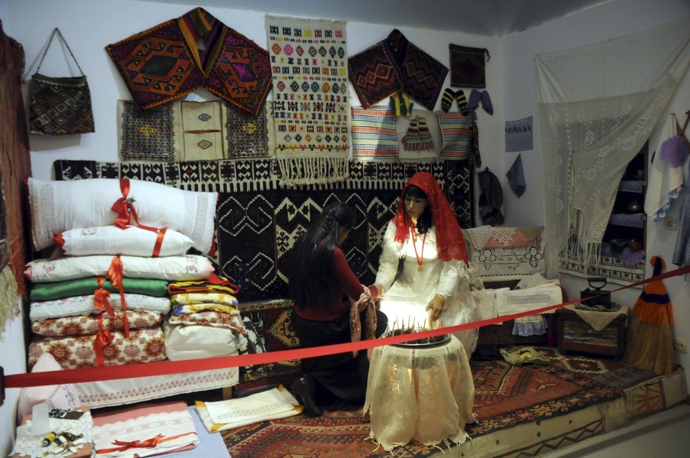 Cultural and folkloric traits and subjects reflecting the socioeconomic practices in the area are exhibited in the museum.