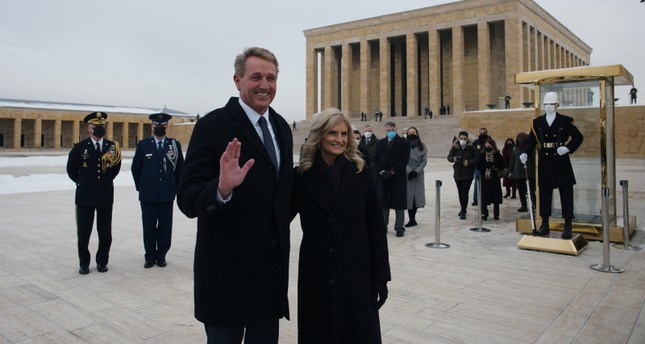 السفير الأمريكي الجديد برفقة زوجته عند ضريح أتاتورك وكالة اسوشيتد برس
