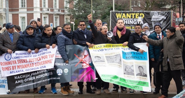 متظاهرون ضد الزعيمة البورمية أمام محكمة العدل الدولية الأناضول
