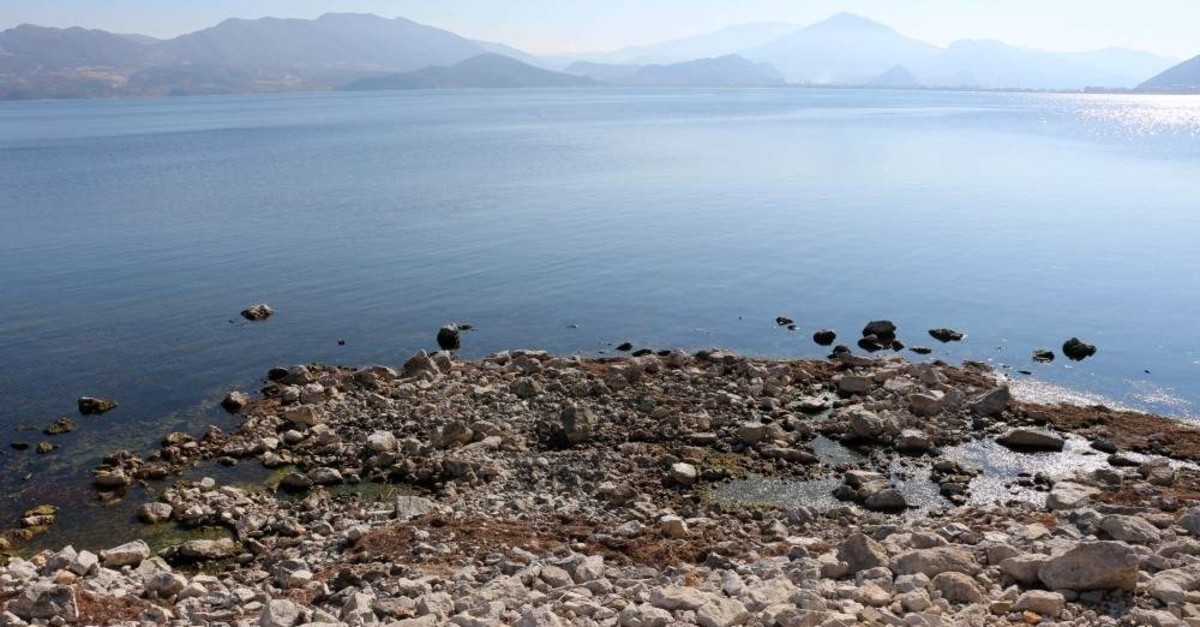 Lake Eu011firdir water level and surface continues to shrink due to misuse and the effects of climate change. (DHA Photo)