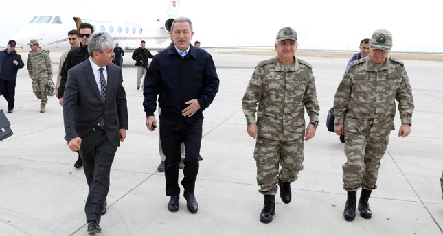وزير الدفاع التركي يتفقد الوحدات العسكرية على الحدود مع سوريا