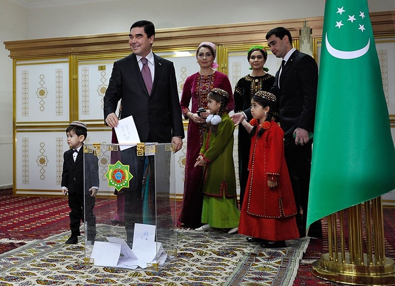 Turkmenistan's President Gurbanguly Berdymukhamedov casts his vote at a polling station during the presidential election in Ashgabad, on February 12, 2017 (AFP Photo)