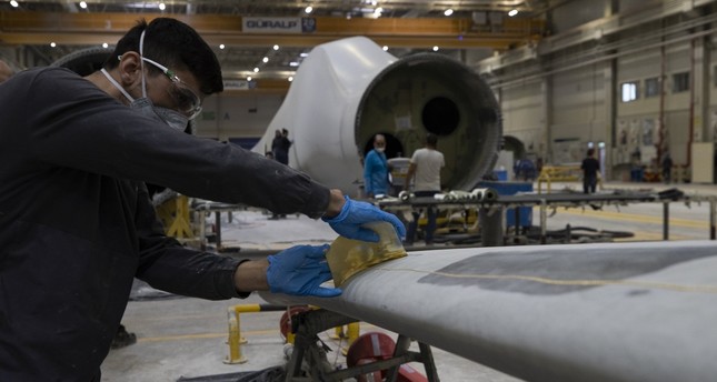 موظف يعمل على إنتاج ريش توربينات الرياح في إزمير، تركيا. 4 يوليو 2023 الأناضول