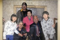 Kim Eun-ja (in pink) and her family pose with Nimet (2-L front row) and Su00fcleyman Dilbirliu011fi (3-L front row), Kim's godfather. (FILE Photo)