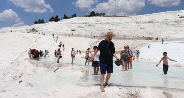 السياحة إلى الجنة البيضاء في تركيا تتسارع مع استقبالها مليون سائح في 6 أشهر