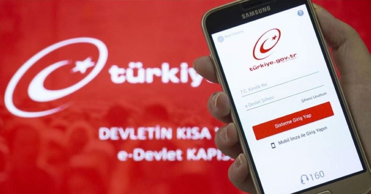 Citizens can access the e-government portal via computers or cellphones. (AA Photo) 