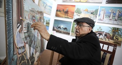 رغم تجاوزه الثمانين.. فنان فلسطيني يوثق الحياة اليومية منذ عام 1940