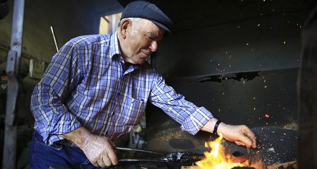 تركي يبلغ 74 عاماً يعمل على صناعة السكاكين والآلات حادة