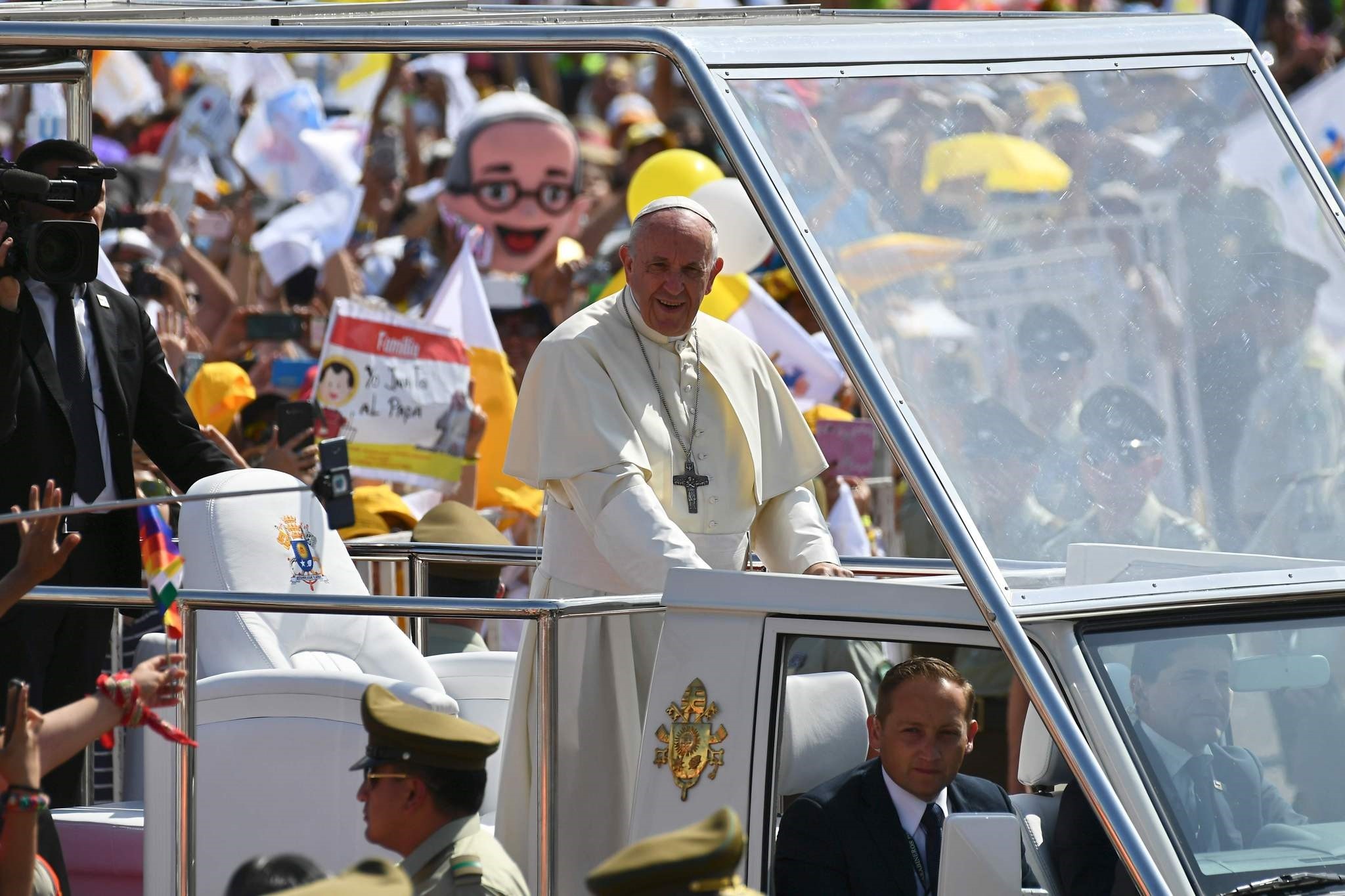 Pope Francis arrives on the popemobile at the site at Lobitos Beach, near the northern Chilean city of Iquique, where he will celebrate an open-air mass on January 18, 2018. (AFP Photo)