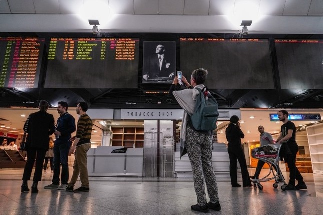 Umzug der Superlative: Angestellte und Passagiere verabschieden sich von Flughafen Atatürk