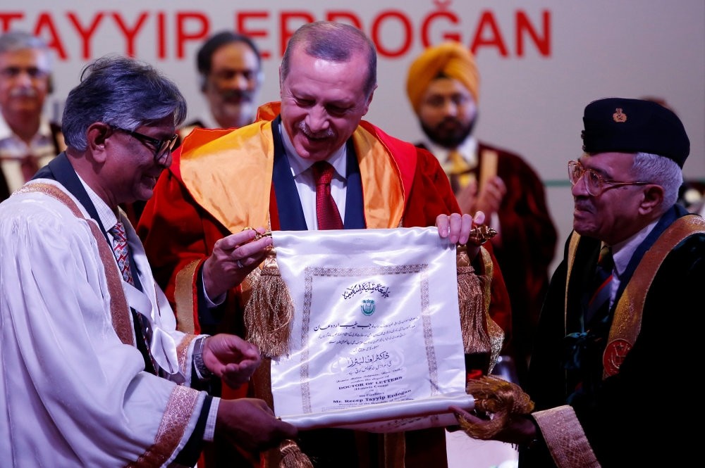 President Recep Tayyip Erdou011fan (C) receiving an honorary Doctor of Letters degree from M. A. Zaki (R), Chancellor of Jamia Millia Islamia University, during a convocation in New Delhi, India on Monday. 