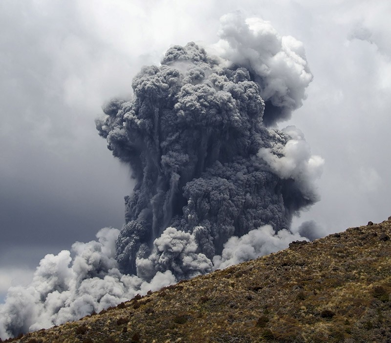 A massive plume of ash billows up into the sky as Mount Tongariro erupts at Tongariro National Park, 300 km (186 miles) north of Wellington November 21, 2012. (Reuters Photo)