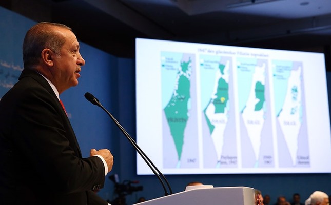 During his speech in the Organization of Islamic Cooperation (OIC) Extraordinary Summit on Jerusalem, Pres. Recep Tayyip Erdoğan points to maps showing the lands in the hands of Palestinians shrinking since 1948, in Istanbul, Dec 13, 2017. (AA Photo)