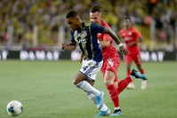 Fenerbahu00e7e's Garry Rodrigues ( L ) in action against Gaziu015fehir Gaziantep's Pawel Olkowski, August 19, 2019.