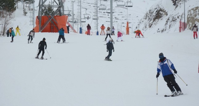 ثلوج أرضروم التركية تستقطب عشاق التزلج في رأس السنة