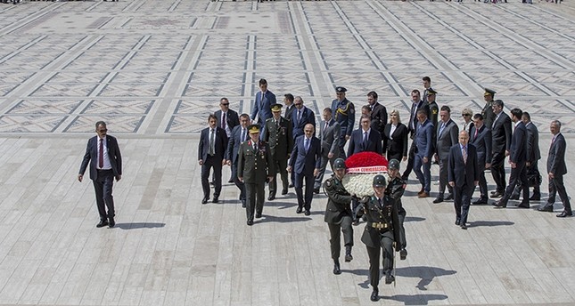 الرئيس الصربي يزور البرلمان التركي ويضع إكليلاً من الزهور على ضريح أتاتورك