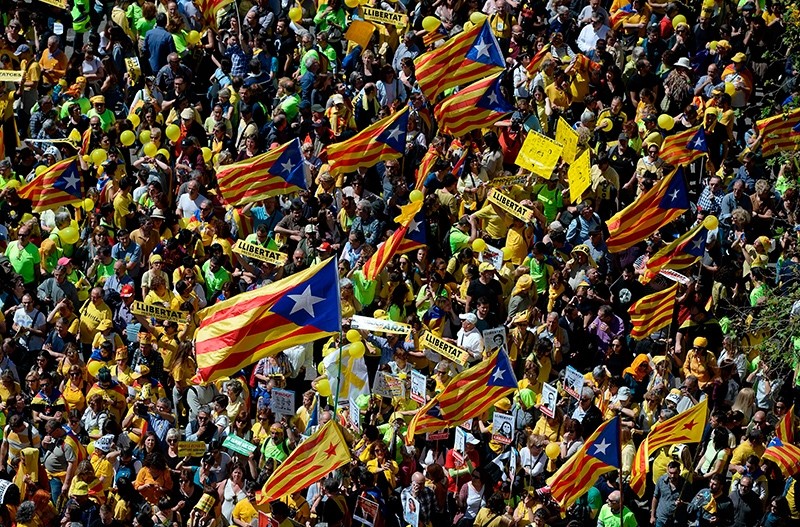 People wave Catalan pro-independence 'estelada' flags during a demonstration to support jailed Catalan leaders and politicians a in Barcelona, Spain, April 15, 2018. (AFP Photo)