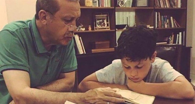 صور لأردوغان وهو يعلم حفيده القرآن الكريم تشعل مواقع التواصل الاجتماعي