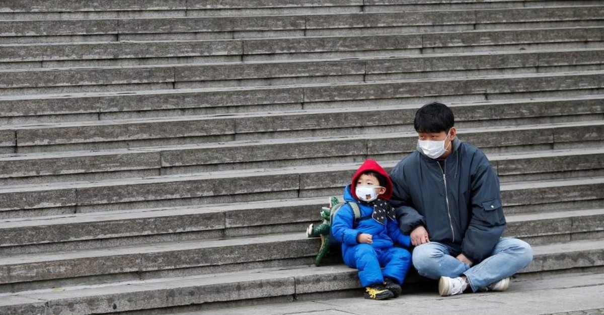 A man and his son wear masks to prevent contracting coronavirus, Seoul, Jan. 29, 2020. (REUTERS Photo)