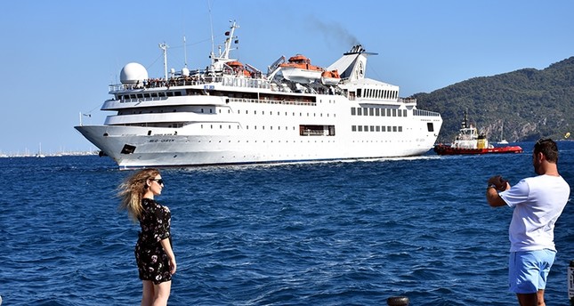 سفينة ميد كوين السياحية ترسو في مرمريس التركية من جديد
