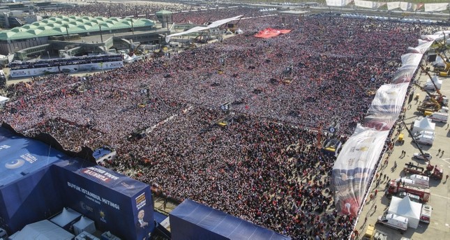 حشد تاريخي بنحو 1.7 مليون شخص حضروا تجمع حزب العدالة والتنمية الانتخابي في مطار أتاتورك بمدينة إسطنبول الأناضول